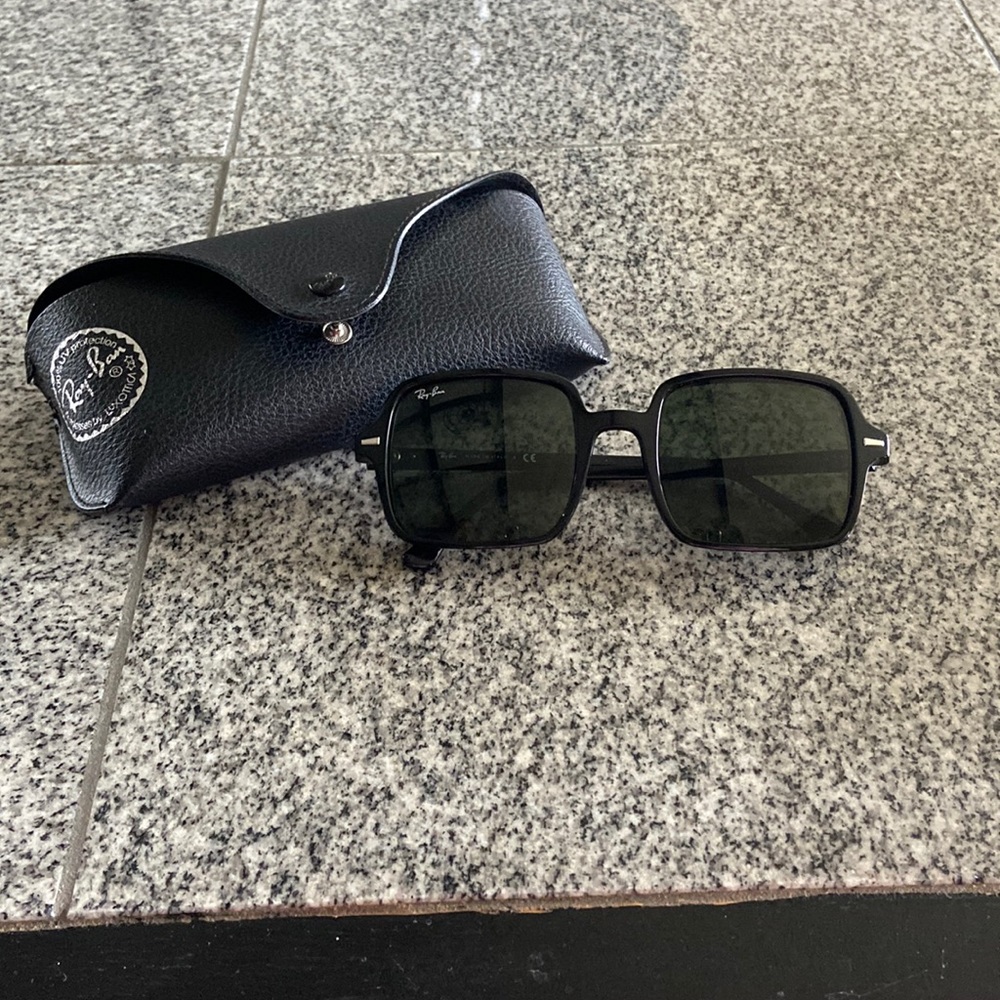 Black Ray Ban sunglasses